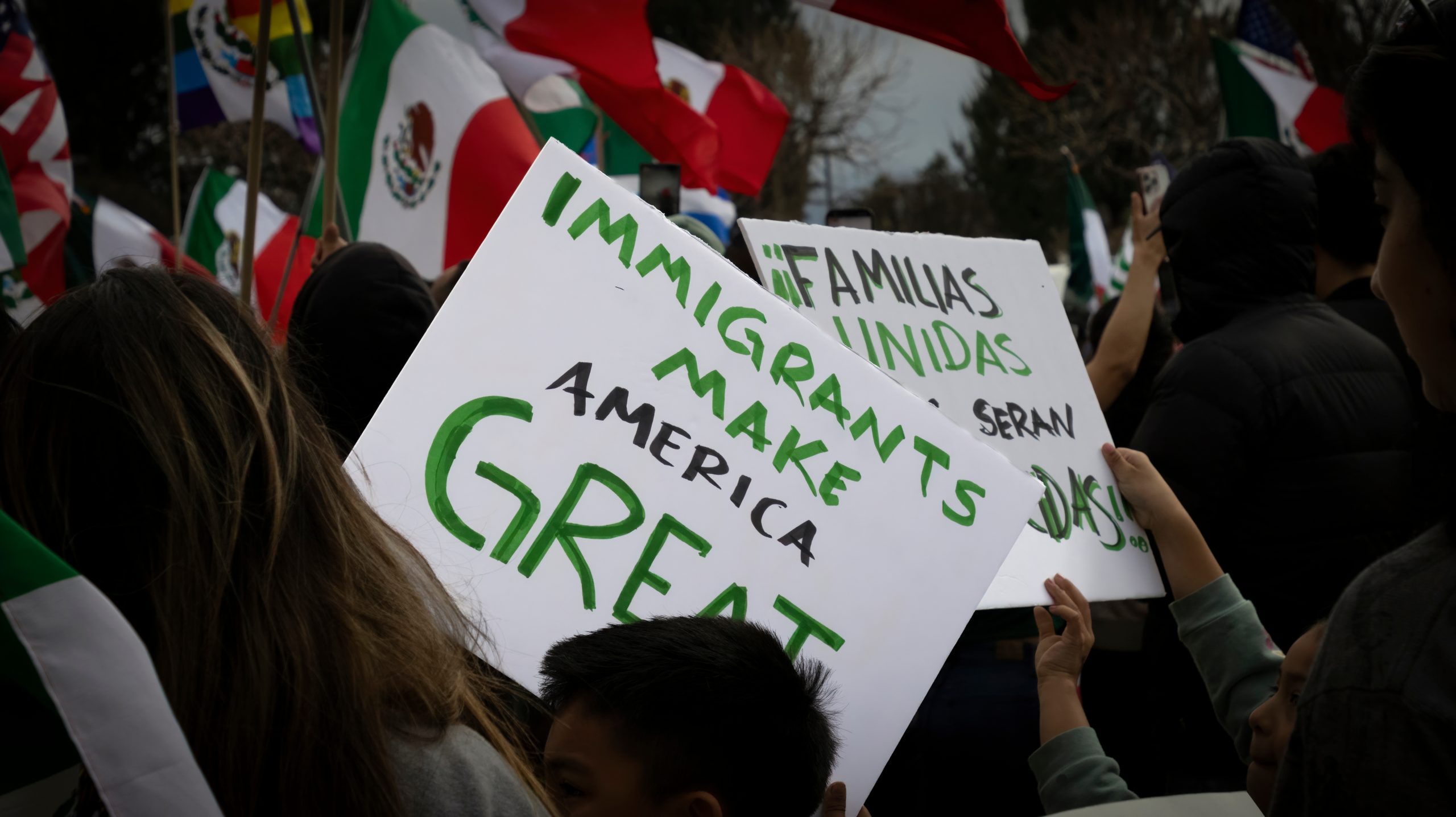 sign saying "Immigrants make America Great"